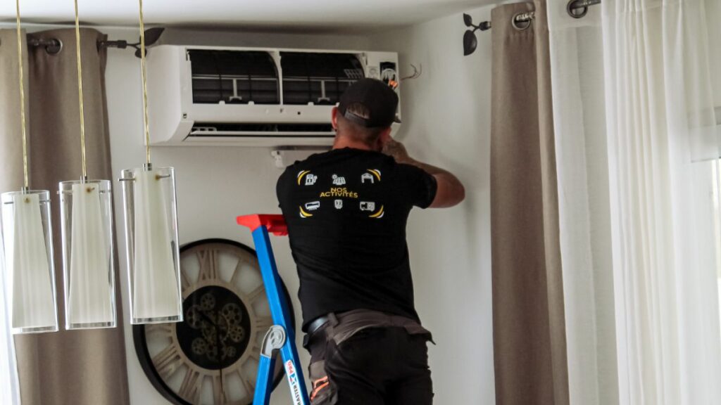 Homme chantier devant une PAC
