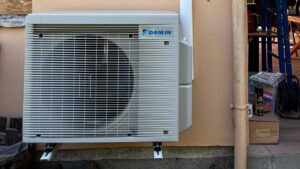 Unité extérieure climatisation réversible installée