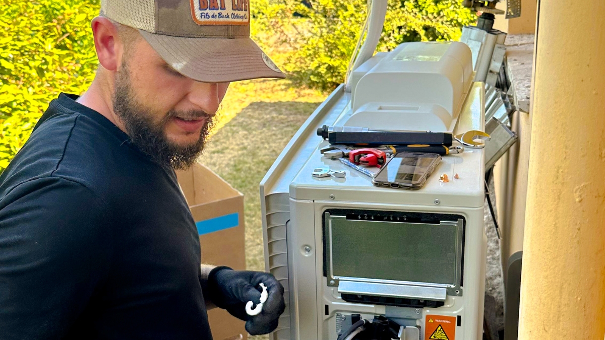 Installation d'une climatisation réversible et de son unité extérieure