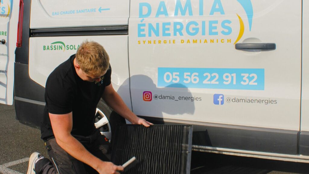 Collaborateur entretenant un système de climatisation