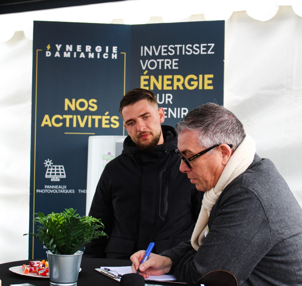 Deux personnes en train de discuter des qualifications