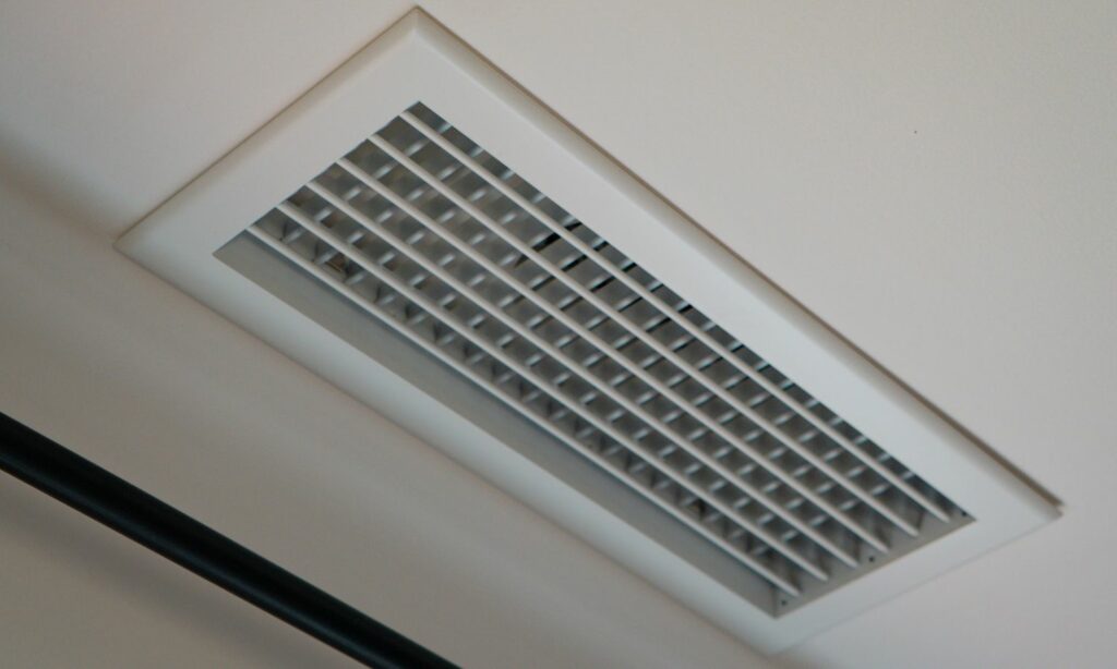 Grille de soufflage d'un gainable vue de près