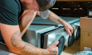 Ouvrier devant un plenum de soufflage d'un gainable Atlantic