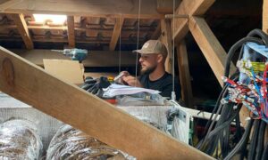 Ouvrier sur un chantier devant une unité intérieure d'un gainable